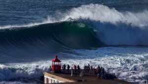 Nazaré Wellen und Strandurlaub